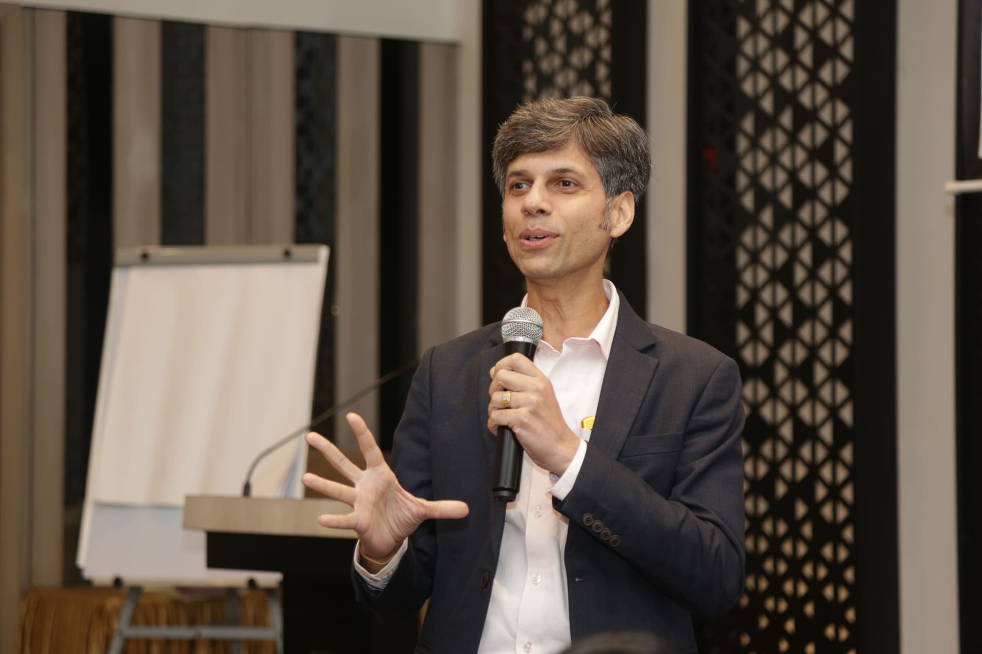 Vikas Bansal speaking on stage at a corporate leadership event